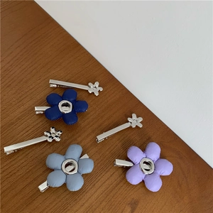 Schattige 2-delige haarclipset met blauwe stoffen bloemen en zilveren speldjes