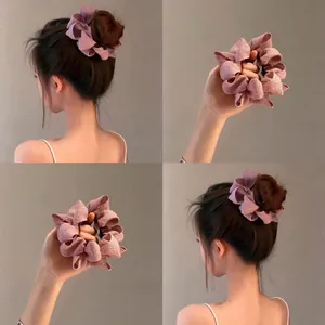 Chouchou élégant en tissu violet avec plis texturés pour une coiffure stylée
