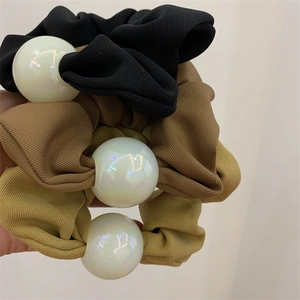 Dreiteiliges Scrunchie-Set mit Rippstrick-Textur und großen schillernden Perlen