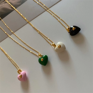 Collier minimaliste avec pendentif double cœur en émail rose, vert, blanc et noir chic