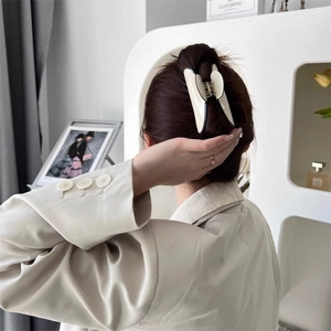Pince à cheveux papillon élégante en noir et blanc pour coiffure de chignon français