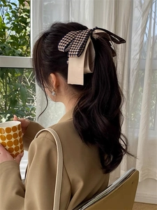 Barrette banane élégante avec nœud en soie beige et motif pied-de-poule style français
