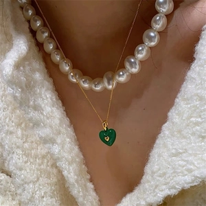 Collier double rang doré avec pendentif cœur émaillé vert et perles blanches