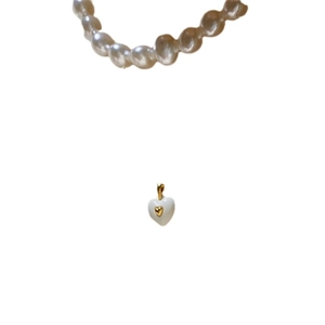 Collier de perles élégant de style coréen avec pendentif cœur en émail blanc et doré