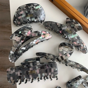 Pinces à cheveux en acétate à damier gris mosaïque avec texte doré Barrette la France