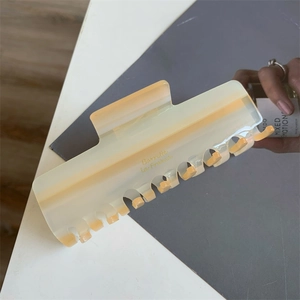 Vue détaillée de la pince à cheveux rectangulaire en acétate avec dorure Barrette La France