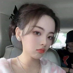 Pince à cheveux papillon évidée élégante portée dans une coiffure arrière tendance