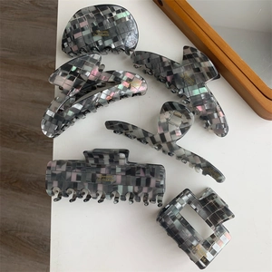 Détail du lot de 6 pinces à cheveux avec motif mosaïque gris et texture nacrée élégante