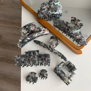 Set de pinces à cheveux à carreaux gris avec texture nacre et lettrage doré élégant