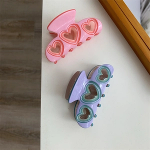 Détails des pinces à cheveux en forme de cœur évidé en résine rose et violette brillante