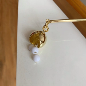 Pic à cheveux minimaliste en métal doré avec pendentif grappe et perles blanches