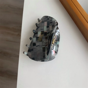 Détail de la pince à cheveux mosaïque grise avec lettrage doré Barrette La France