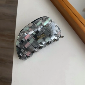 Détail de la pince à cheveux en nacre mosaïque grise avec texte doré Barrette La France