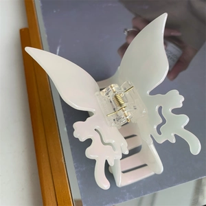 Pince à cheveux papillon blanc crème élégante avec finition nacrée et ressort en métal doré