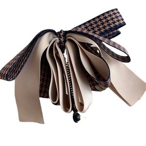 Pince à cheveux banane élégante avec nœud en satin champagne et motif pied-de-poule