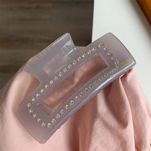 Détail d'une barrette en acétate lavande ornée de strass et lettrage Barrette la France