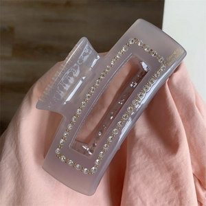 Pince à cheveux élégante en acétate gris avec strass et lettrage français sur tissu rose