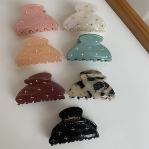 Vue détaillée de 7 pinces à cheveux ornées de strass en diverses couleurs et motifs