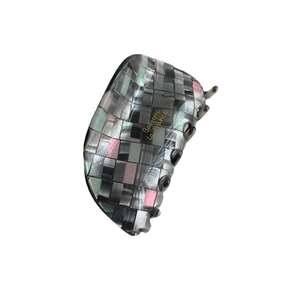 Pince à cheveux style français avec motif mosaïque gris et texte doré sur le dessus