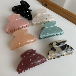 Détail de pinces à cheveux ornées de strass disponibles en plusieurs coloris tendance