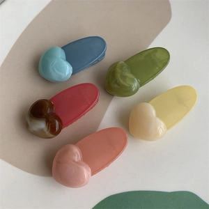 Five-piece set of heart-shaped jelly hair clips with marble texture and duckbill design