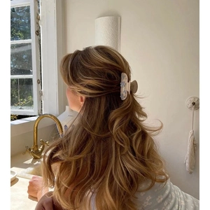 Elegante molletta per capelli con fiori 3D blu su capelli lunghi mossi, stile retrò