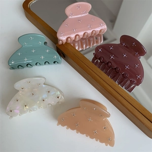 Détails de cinq pinces à cheveux ornées de strass en rose, vert et bordeaux brillant