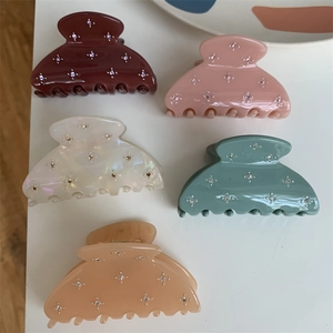 Lot de cinq pinces à cheveux à strass en bordeaux, rose, perle, bleu et abricot