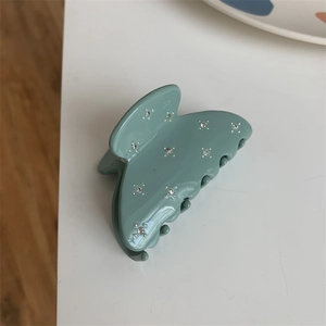 Pince à cheveux papillon vert Morandi de style français avec strass sur surface blanche