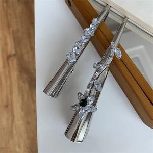 Détails de barrettes en zircon blanc avec motifs floraux et géométriques fins