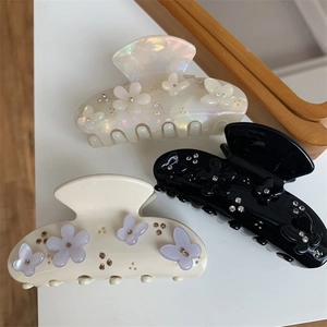 Dettagli di fermagli per capelli floreali con farfalle e strass in tre colori