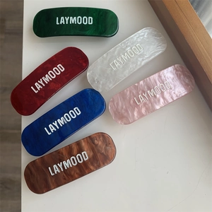 Lot de six barrettes rectangulaires colorées avec texture marbrée et logo LAYMOOD