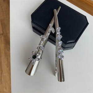 Détails de barrettes en métal poli argenté avec zircons blancs et pierre précieuse verte