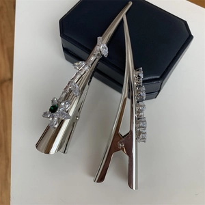 Détails de pinces à cheveux argentées avec zircons blancs et accents de cristaux verts