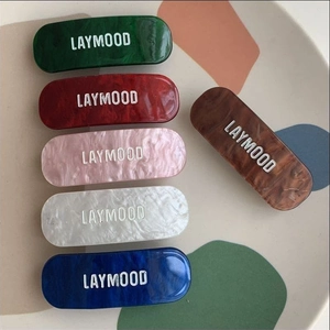 Barrettes rectangulaires en acétate avec texture marbrée et imprimé lettres en six couleurs
