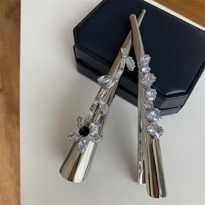 Ensemble de pinces à cheveux argentées avec zircons blancs et une pierre verte