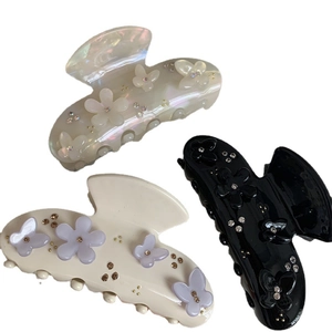 Eleganti mollette per capelli con fiori e farfalle di strass in bianco, lilla e nero