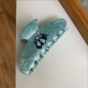 Sparkling turquoise marble hair claw clip with cat pattern and crystal rhinestones