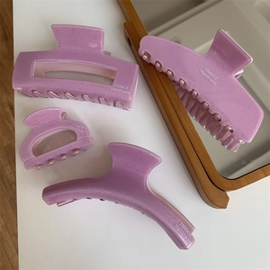 Detailliertes Set aus vier violetten Acetat-Haarklammern mit feinem Glitzer und Handarbeit