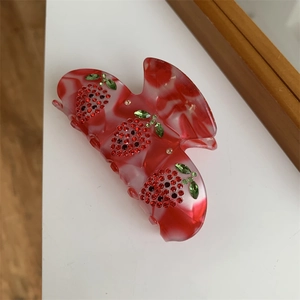 Elegante pinza per capelli con fragola di strass e trama marmorizzata rossa per donna