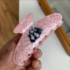 Pink marble hair claw clip featuring colorful cat illustrations and small rhinestones