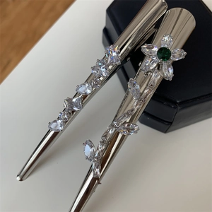 Pince à Cheveux en Alliage d'Argent Design Coréen Zircon Blanc Floral Pierre Verte Clip de Canard Simple Élégant Épingle à Cheveux Femme