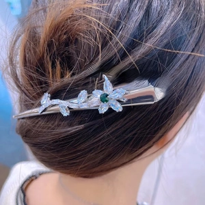 Barrette argentée élégante avec zircon vert et design floral en cristaux étincelants