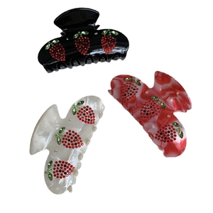 Tre eleganti fermagli per capelli con fragole in strass in nero e marmo colori