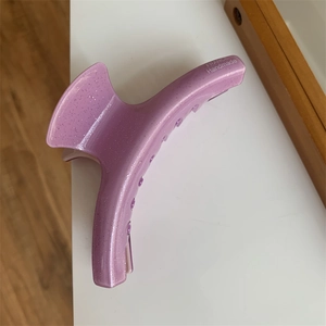 Detailaufnahme der France Handmade Aufschrift auf der lila Glitzer-Haarklammer aus Acetat