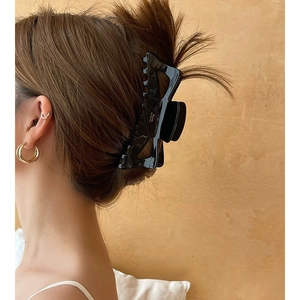 Grande pince à cheveux noire en acétate pour cheveux épais avec détails dorés chic