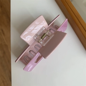 Detailansicht der Haarspange in Pink und Lila mit einer starken Metallfeder aus Acetat