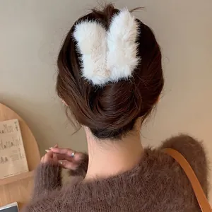 Cremeweiße Plüsch-Haarklammer in Hasenohrenform für elegante Hochsteckfrisuren im Herbst