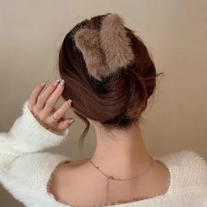 Eleganter flauschiger rosa Haarklammer für Damen im Winter-Haarstyling-Look
