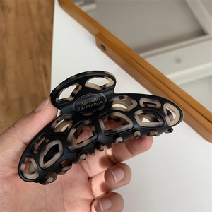 Detailed view of large black and tortoiseshell claw clip with Barrette la France text